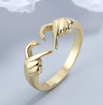 Anillo de dedo con forma de corazon oro