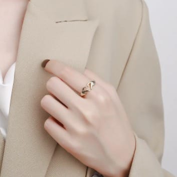 Anillo de dedo con forma de corazon oro