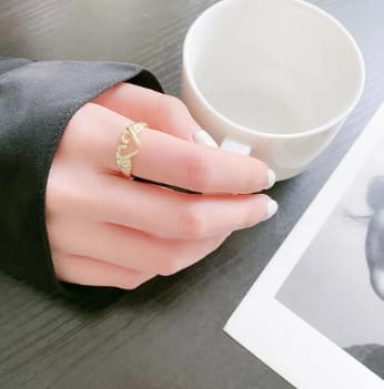Anillo de dedo con forma de corazon oro