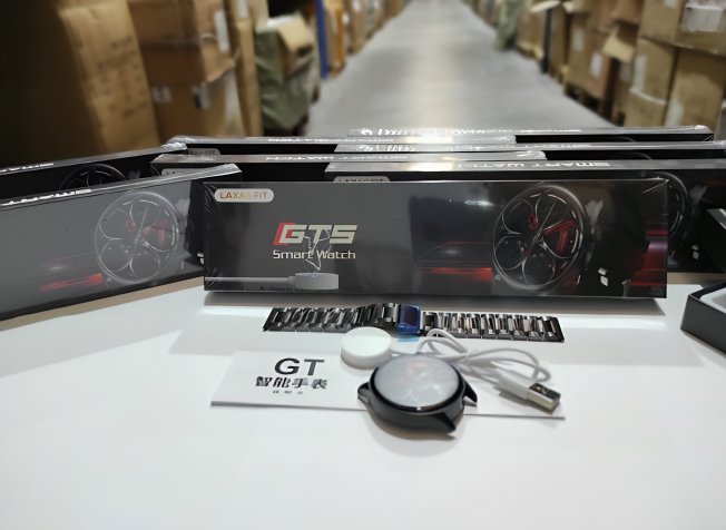 Smartwatch deportivo negro con correa metalica