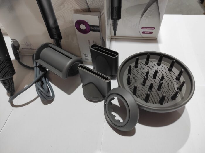 Secador iónico tipo dyson con accesorios