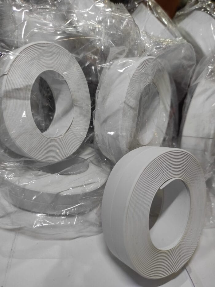 Cinta de sellado autoadhesiva para cocina y baño 22mmx3.35m