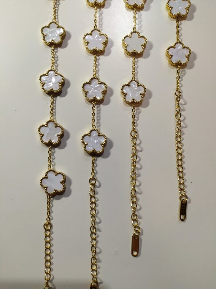 Pulsera trebol de cinco hojas blanco