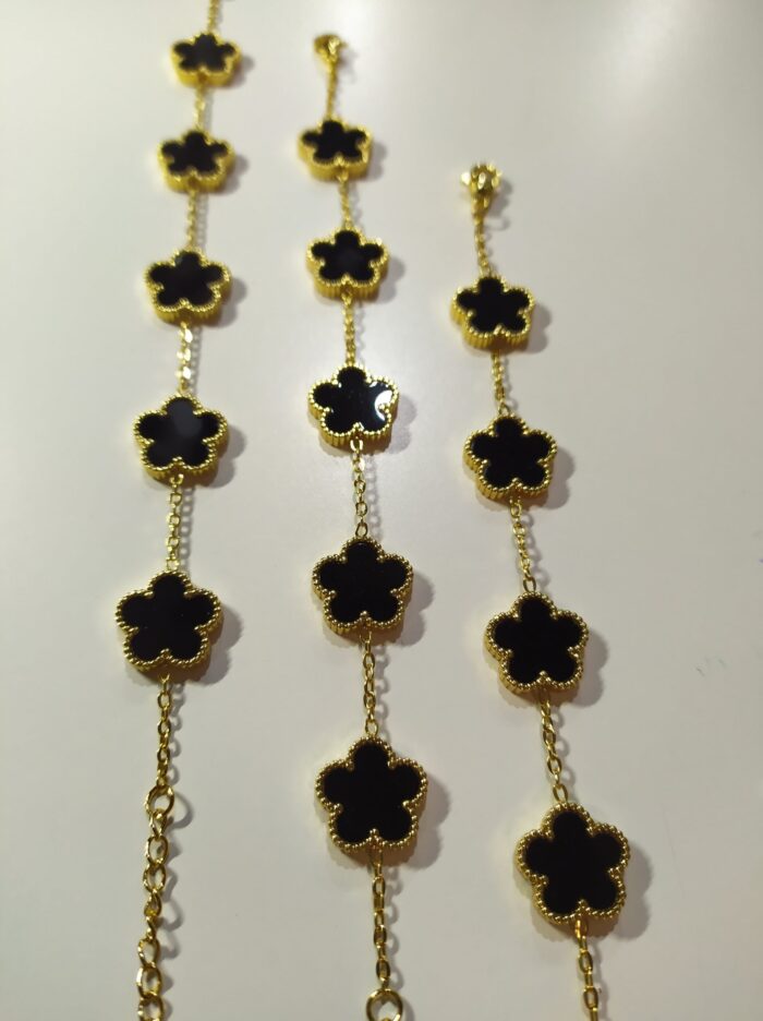 Pulsera trebol de cinco hojas negro