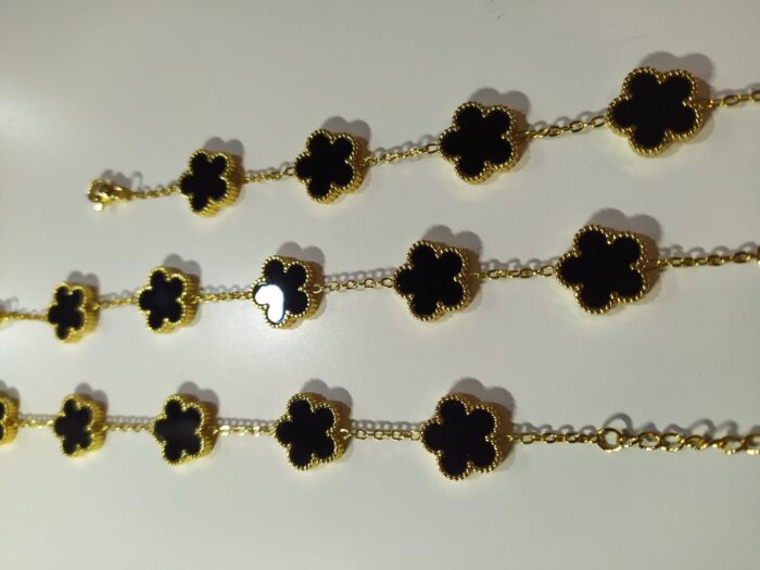 Pulsera trebol de cinco hojas negro
