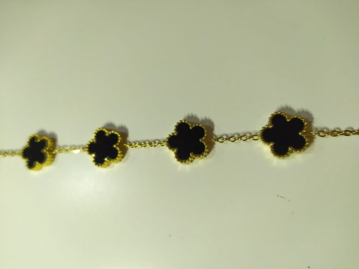 Pulsera trebol de cinco hojas negro