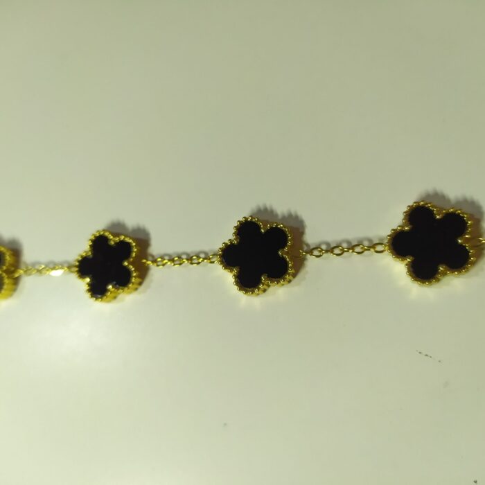 Pulsera trebol de cinco hojas negro