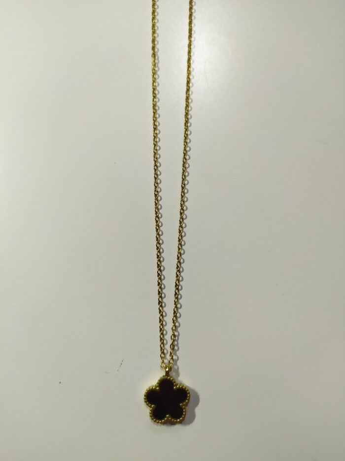 Collar con colgante trebol cinco hojas negro