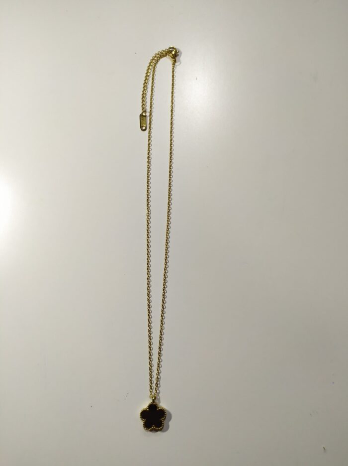 Collar con colgante trebol cinco hojas negro