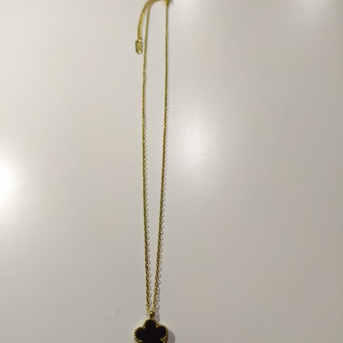 Collar con colgante trebol cinco hojas negro