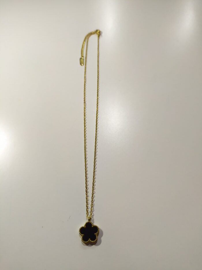 Collar con colgante trebol cinco hojas negro