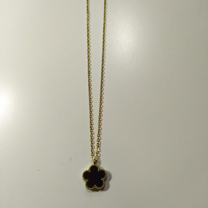 Collar con colgante trebol cinco hojas negro