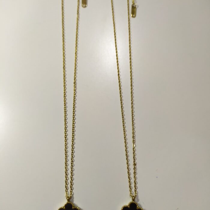 Collar con colgante trebol cinco hojas negro