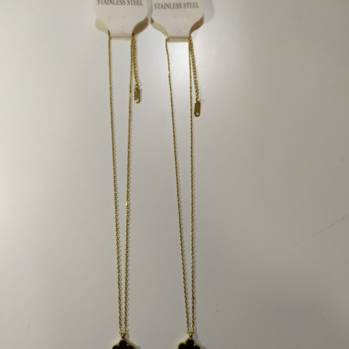 Collar con colgante trebol cinco hojas negro