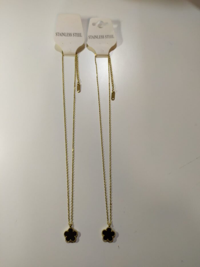 Collar con colgante trebol cinco hojas negro