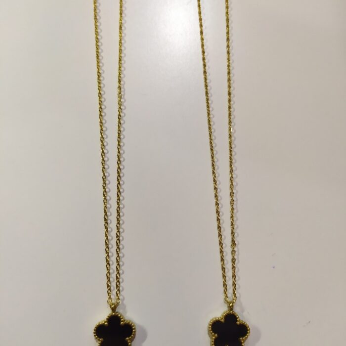 Collar con colgante trebol cinco hojas negro