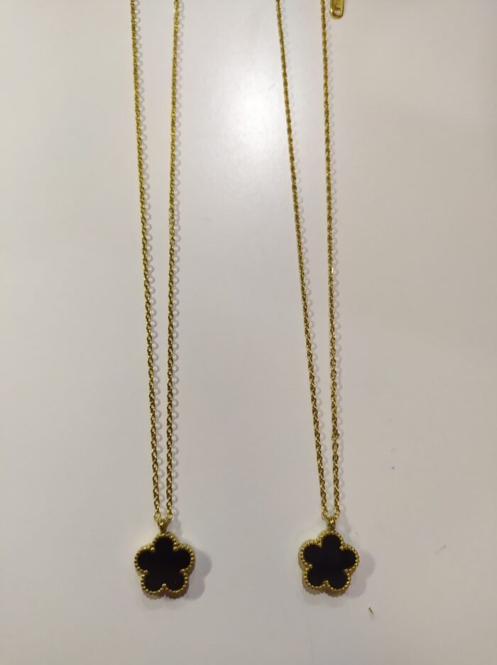 Collar con colgante trebol cinco hojas negro