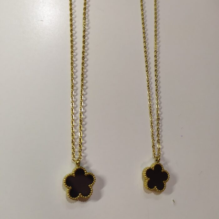 Collar con colgante trebol cinco hojas negro