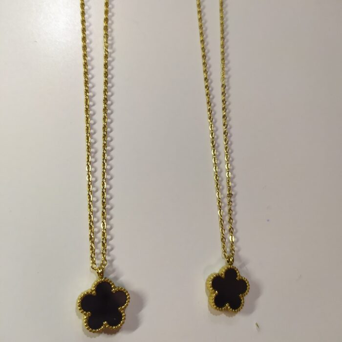 Collar con colgante trebol cinco hojas negro