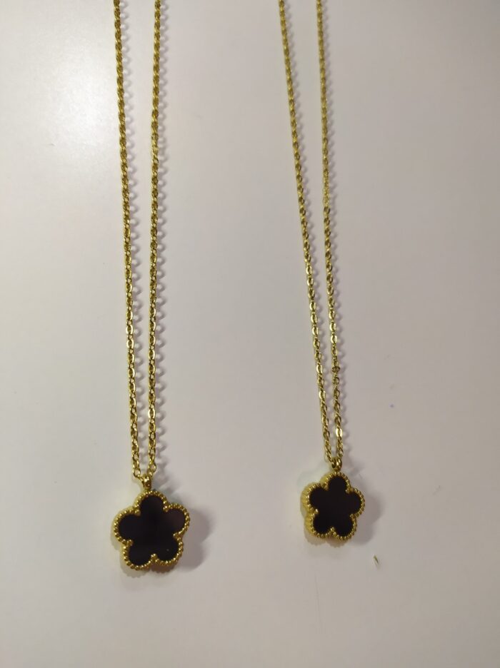 Collar con colgante trebol cinco hojas negro