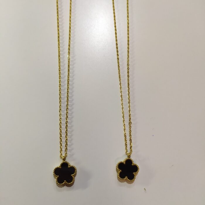 Collar con colgante trebol cinco hojas negro
