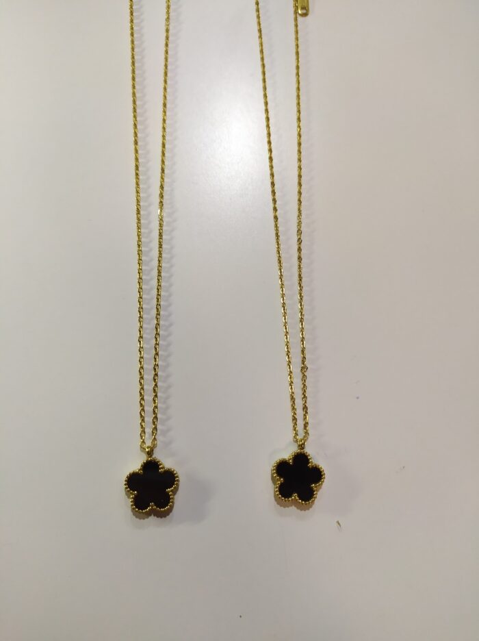 Collar con colgante trebol cinco hojas negro