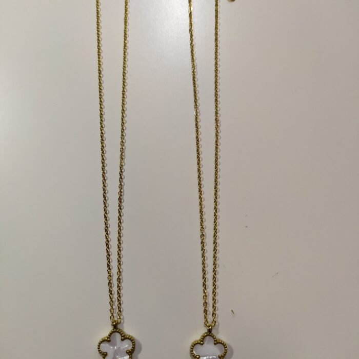 Collar con colgante trebol cinco hojas blanco