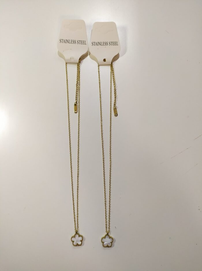 Collar con colgante trebol cinco hojas blanco
