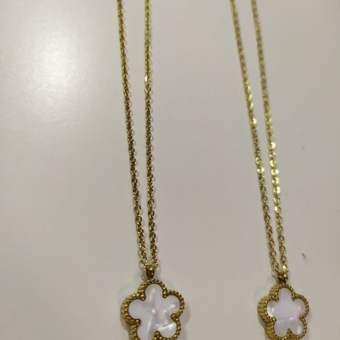 Collar con colgante trebol cinco hojas blanco