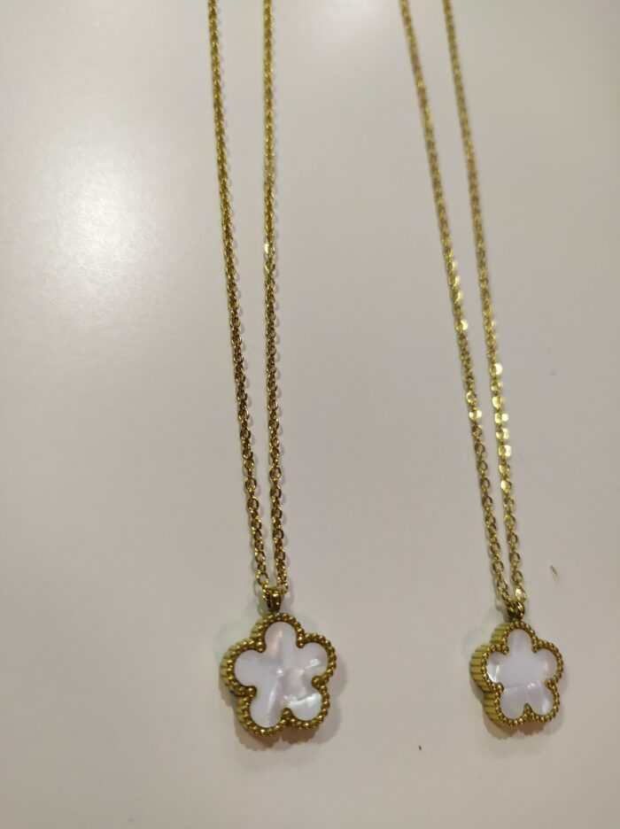 Collar con colgante trebol cinco hojas blanco