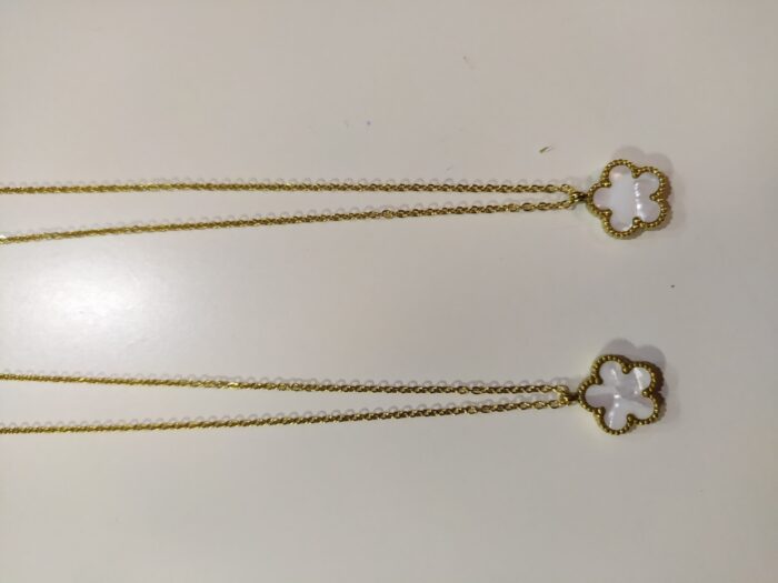 Collar con colgante trebol cinco hojas blanco