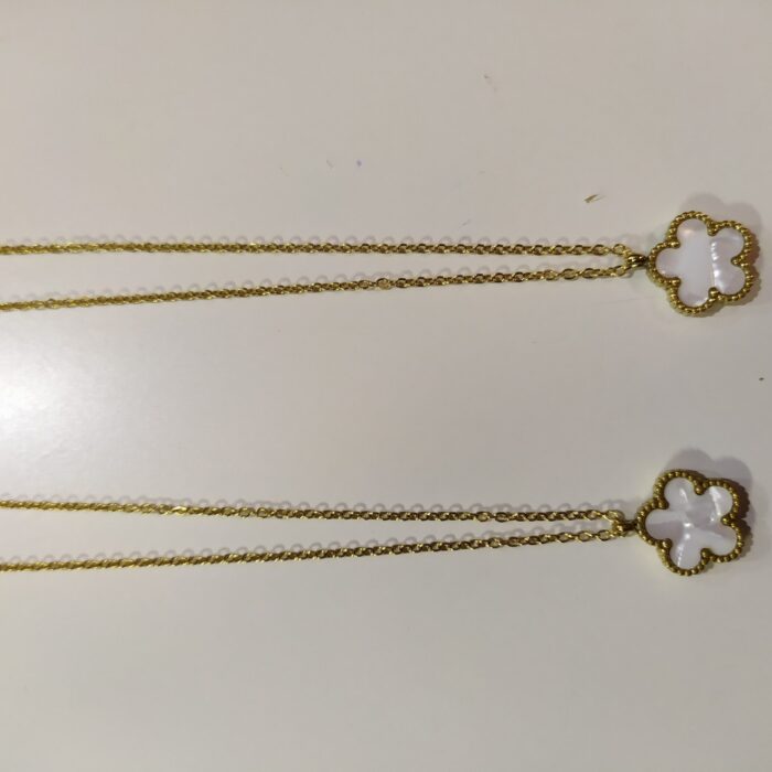 Collar con colgante trebol cinco hojas blanco
