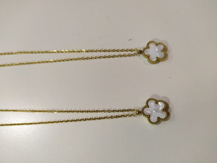 Collar con colgante trebol cinco hojas blanco
