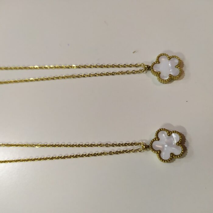 Collar con colgante trebol cinco hojas blanco