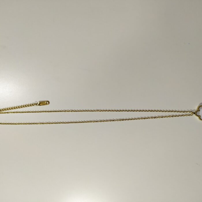 Collar con colgante trebol cinco hojas blanco