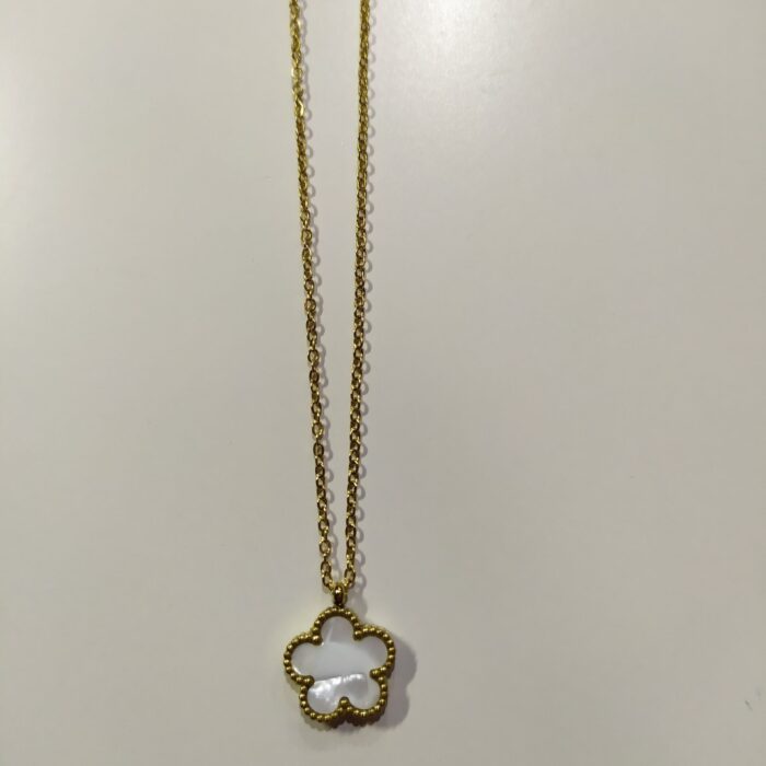 Collar con colgante trebol cinco hojas blanco