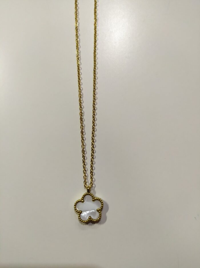 Collar con colgante trebol cinco hojas blanco