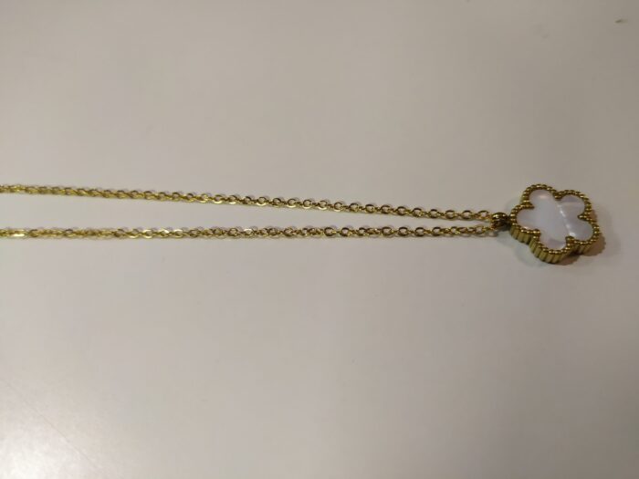 Collar con colgante trebol cinco hojas blanco