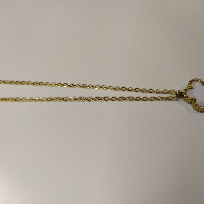 Collar con colgante trebol cinco hojas blanco