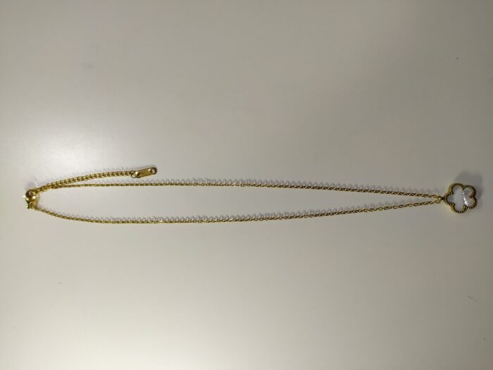 Collar con colgante trebol cinco hojas blanco