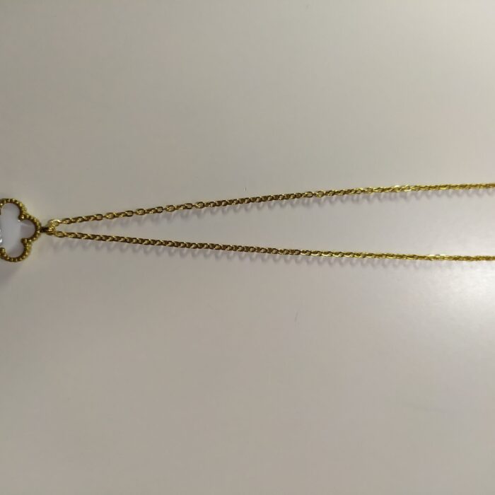Collar con colgante trebol cinco hojas blanco