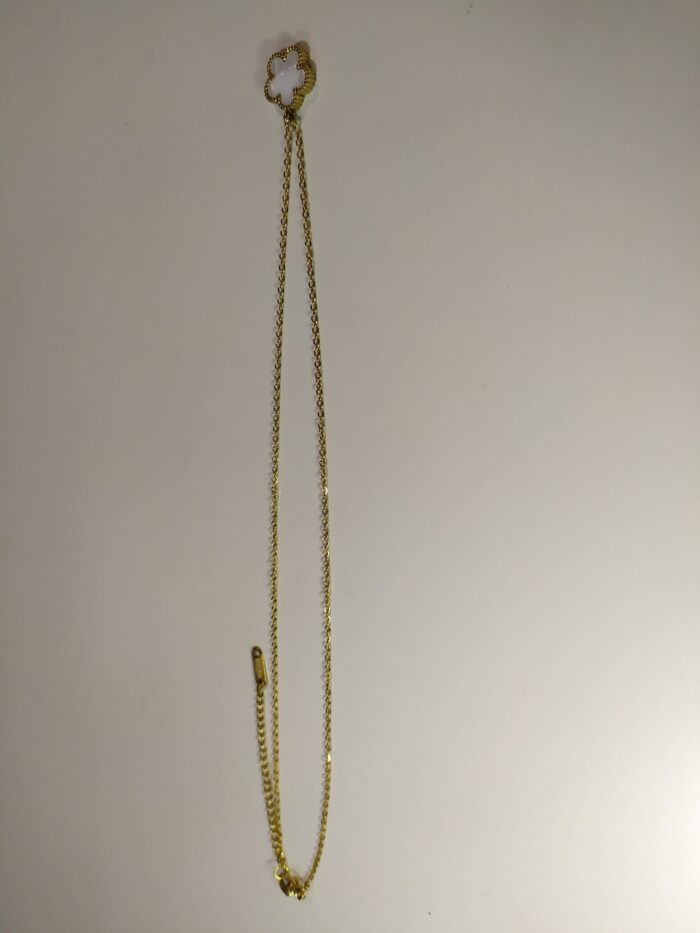Collar con colgante trebol cinco hojas blanco