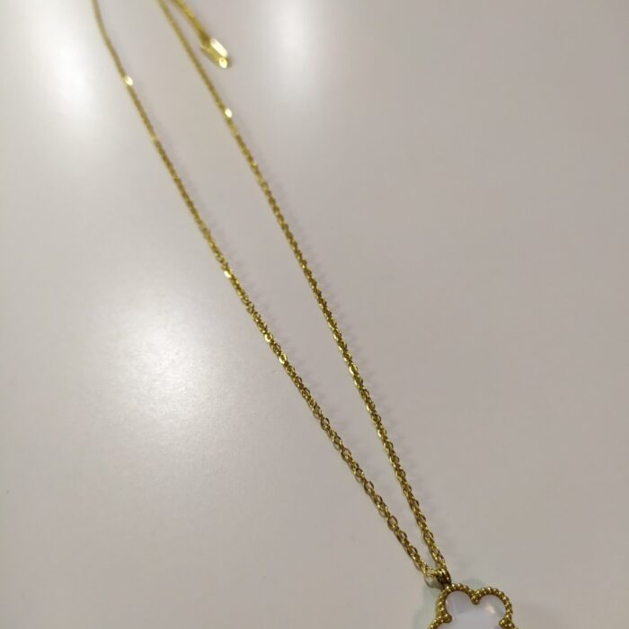 Collar con colgante trebol cinco hojas blanco