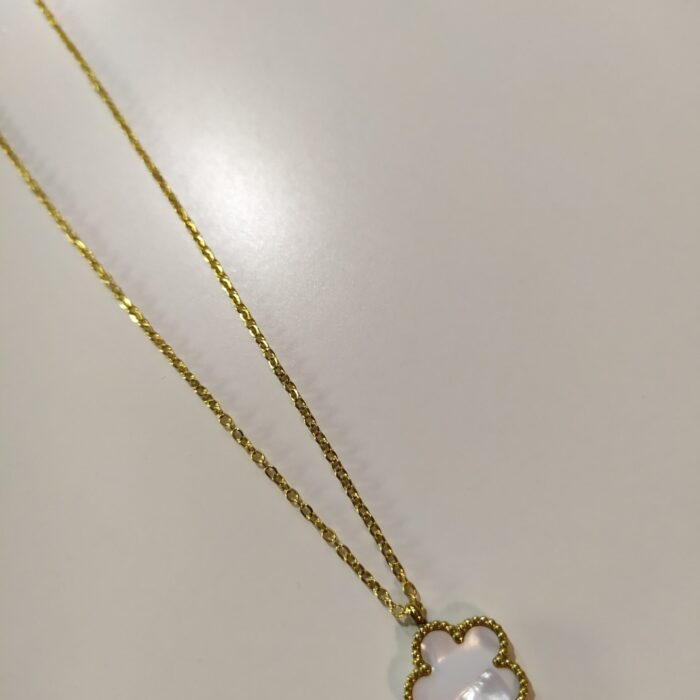 Collar con colgante trebol cinco hojas blanco
