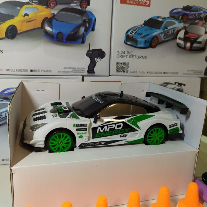 Coche teledirigido drift 1:24 GTR blanco