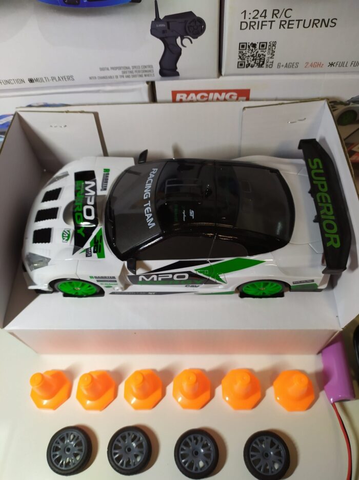 Coche teledirigido drift 1:24 GTR blanco