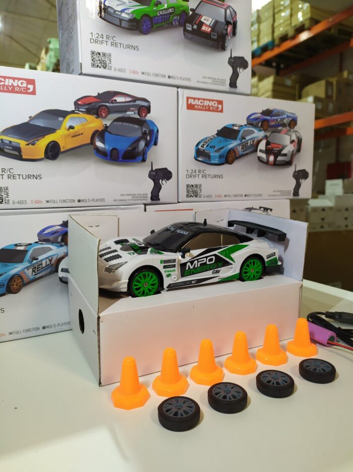 Coche teledirigido drift 1:24 GTR blanco