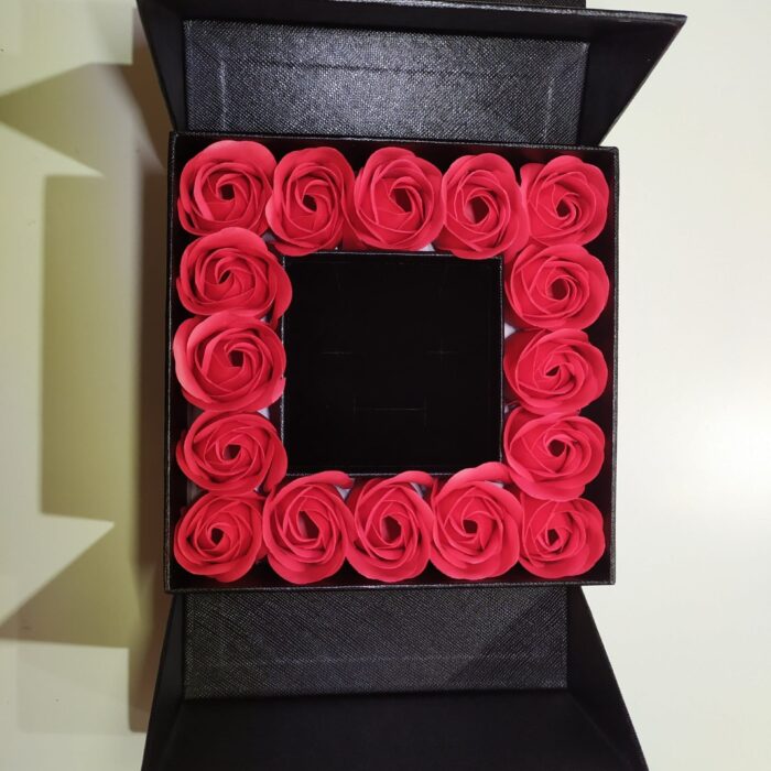 Caja de regalo con 16 rosas artificiales