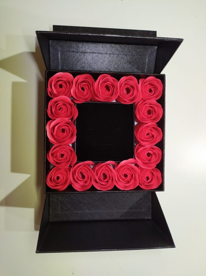 Caja de regalo con 16 rosas artificiales