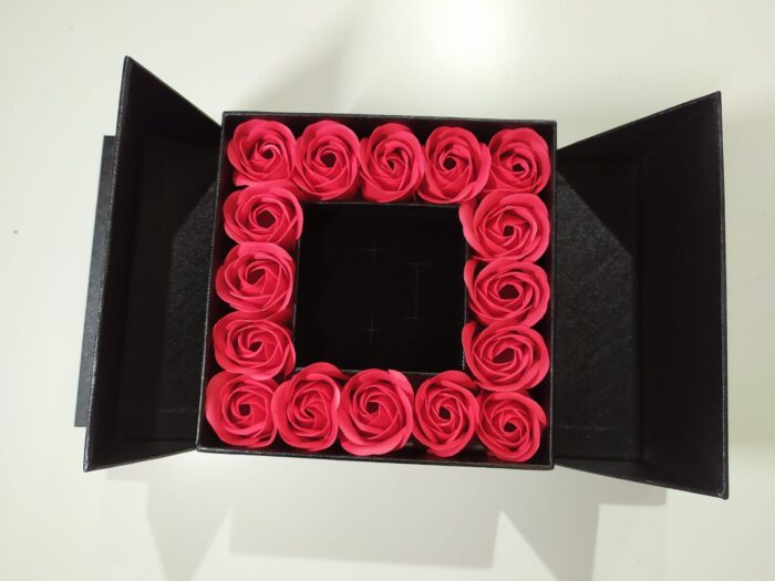 Caja de regalo con 16 rosas artificiales